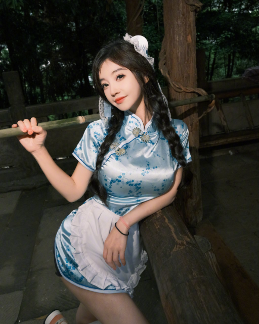 冯提莫身材变得“有料”，网友晒出早期照片对比，小身板能支撑吗__冯提莫身材变得“有料”，网友晒出早期照片对比，小身板能支撑吗