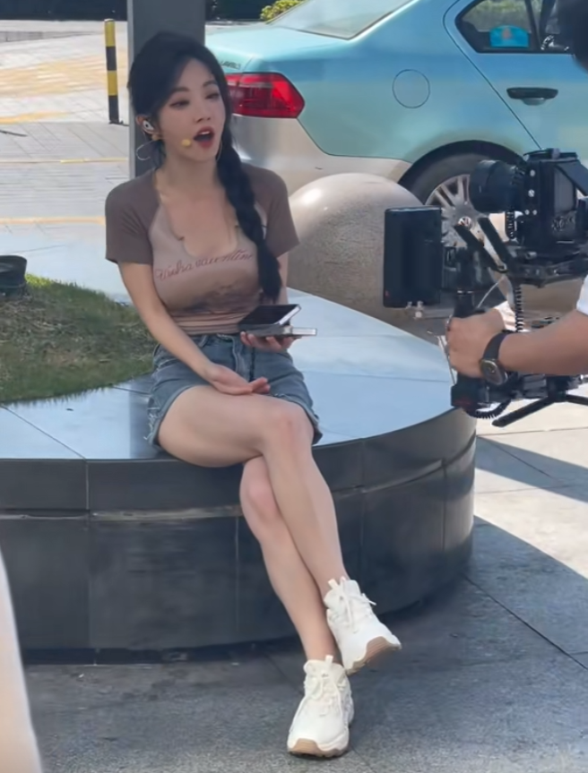 冯提莫身材变得“有料”，网友晒出早期照片对比，小身板能支撑吗_冯提莫身材变得“有料”，网友晒出早期照片对比，小身板能支撑吗_