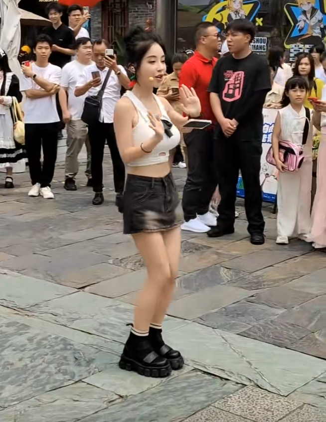 冯提莫身材变得“有料”，网友晒出早期照片对比，小身板能支撑吗__冯提莫身材变得“有料”，网友晒出早期照片对比，小身板能支撑吗