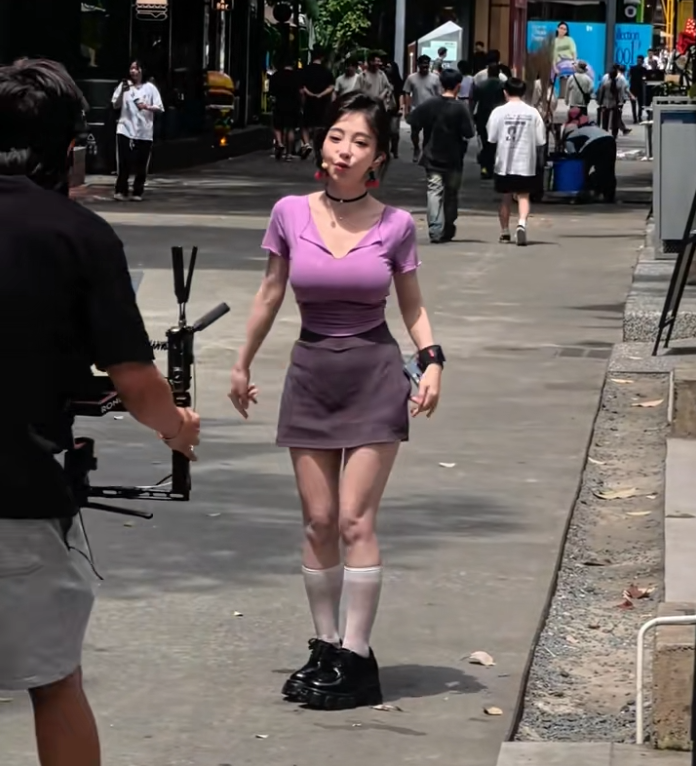 冯提莫身材变得“有料”，网友晒出早期照片对比，小身板能支撑吗__冯提莫身材变得“有料”，网友晒出早期照片对比，小身板能支撑吗