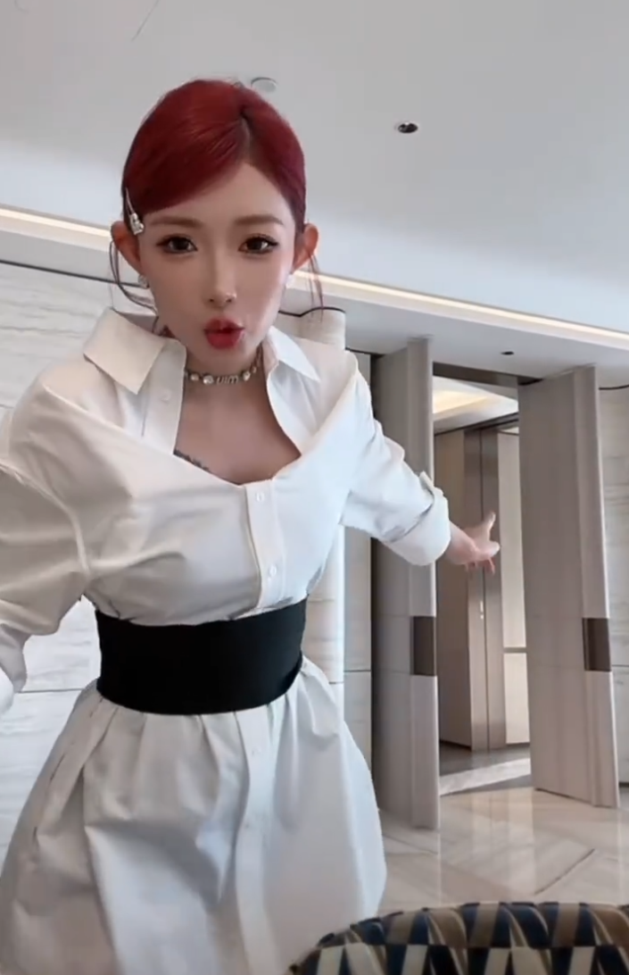 _小伊伊直播晒上亿杭州豪宅！王小源讲述与方丈关系隔阂原因_小伊伊直播晒上亿杭州豪宅！王小源讲述与方丈关系隔阂原因