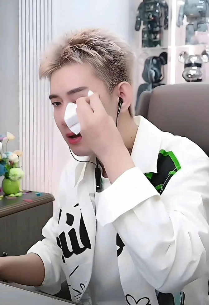 _天佑回应阿哲近况:不落井下石,各自安好,玄律谈前老板4.8亿债务_天佑回应阿哲近况:不落井下石,各自安好,玄律谈前老板4.8亿债务