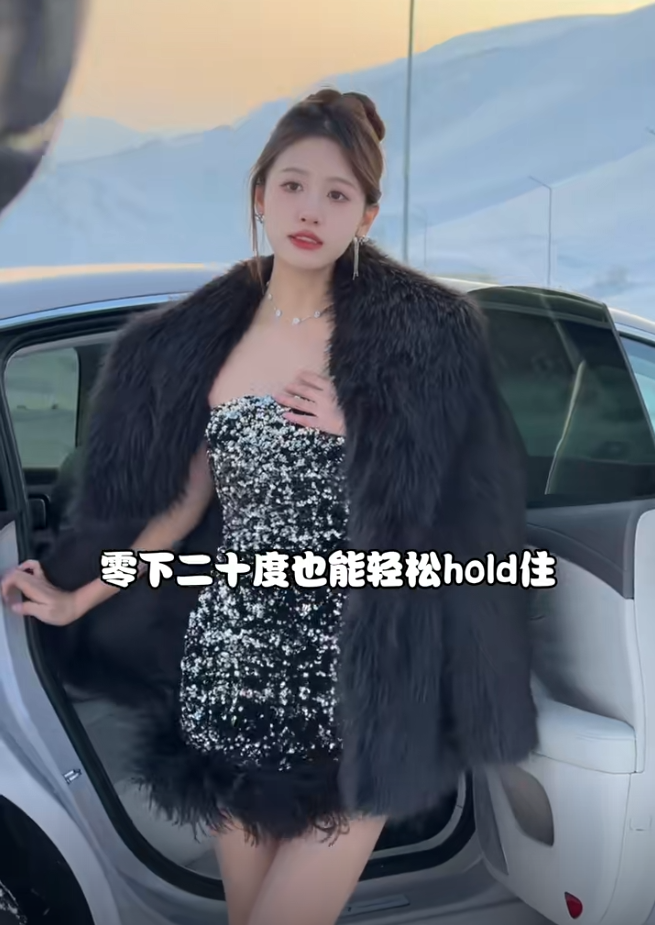 栗茜芭莎男士商业6月__蓝衣少年与蓝衣女图片