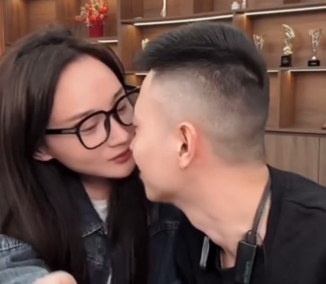 王宝强携妻亮相记者会__摩托女朋友是谁