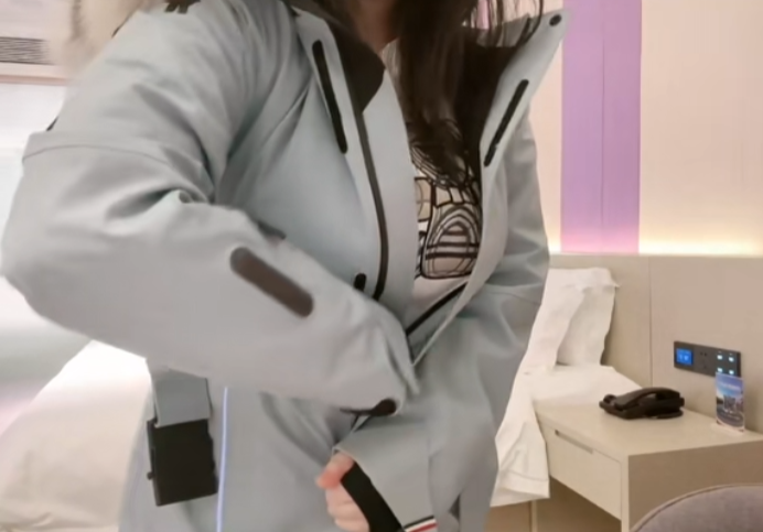 _从“胸是假的”到“包养”，刘飞儿损招应对，骚扰者私信被曝光_从“胸是假的”到“包养”，刘飞儿损招应对，骚扰者私信被曝光