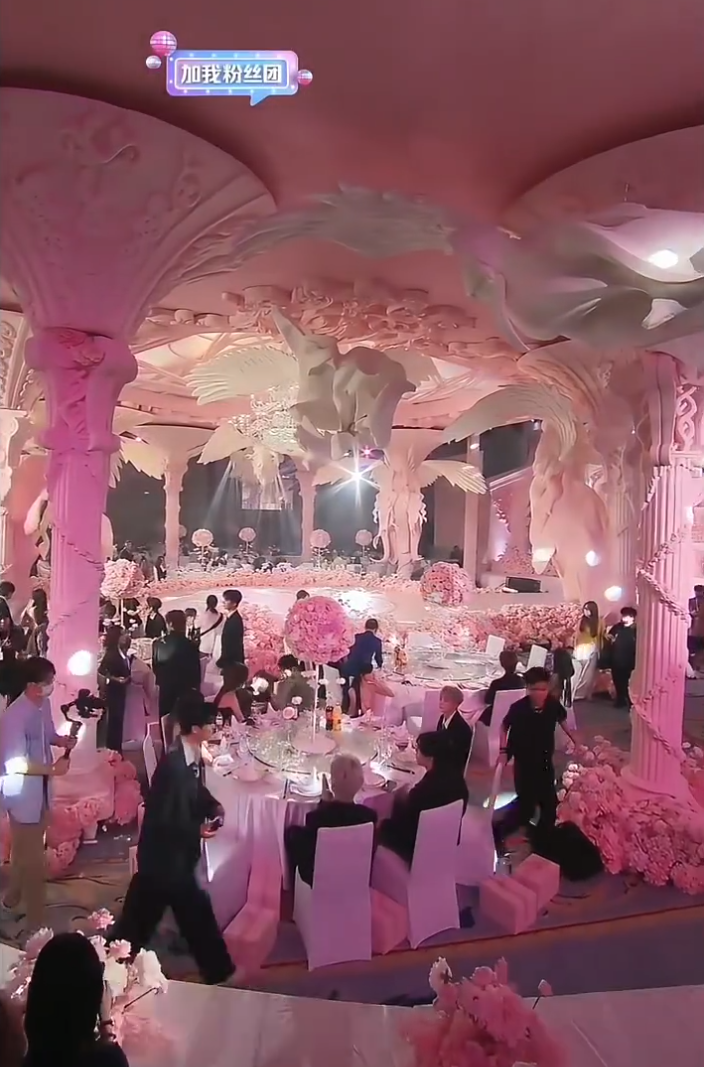 封禁网红赵本六“强蹭”小白龙回归？何婧婧喊话男友，婚礼要有K总婚礼级别__封禁网红赵本六“强蹭”小白龙回归？何婧婧喊话男友，婚礼要有K总婚礼级别