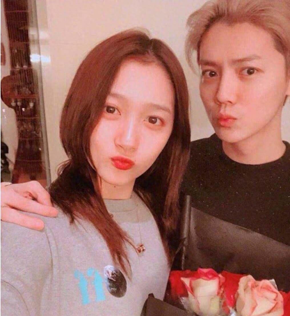 邓伦李沁恋情_邓伦李沁戴戒指_李沁的头像图片