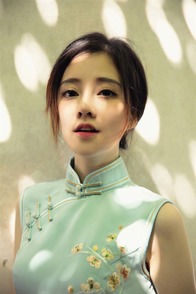 抖音网红美女主播冯提莫清纯可人旗袍写真图集