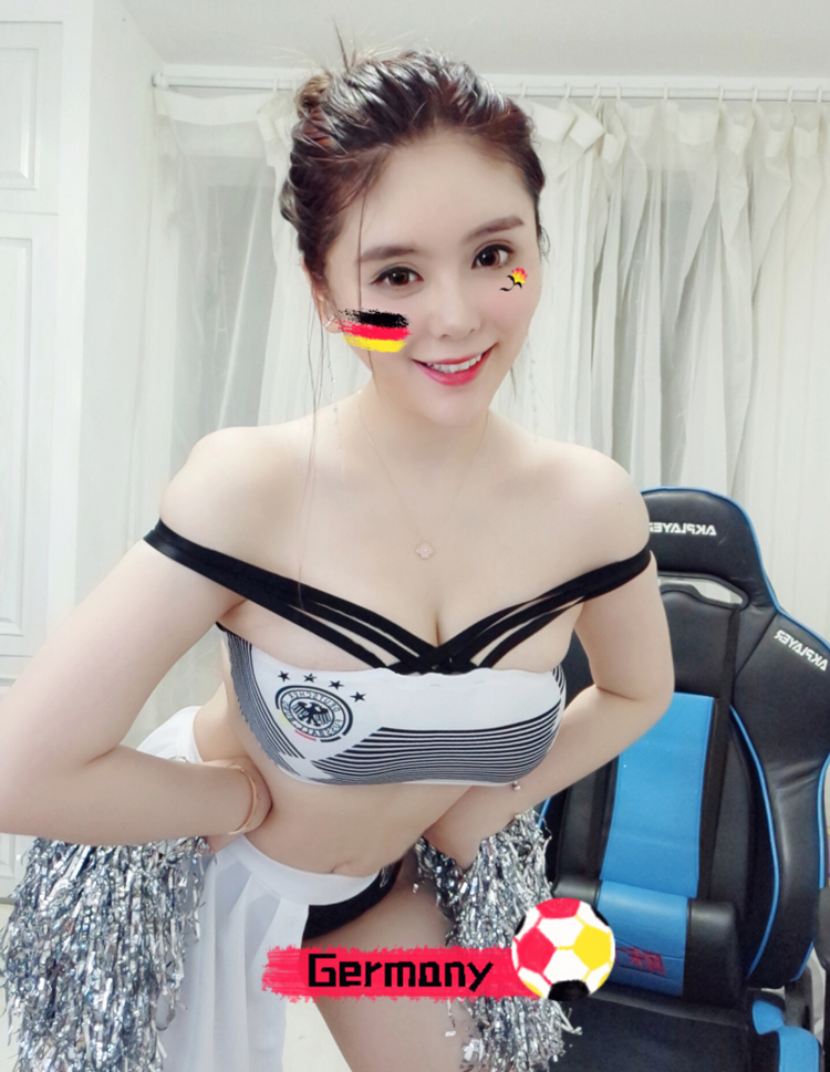 斗鱼人气主播张琪格足球宝贝写真照片第8张