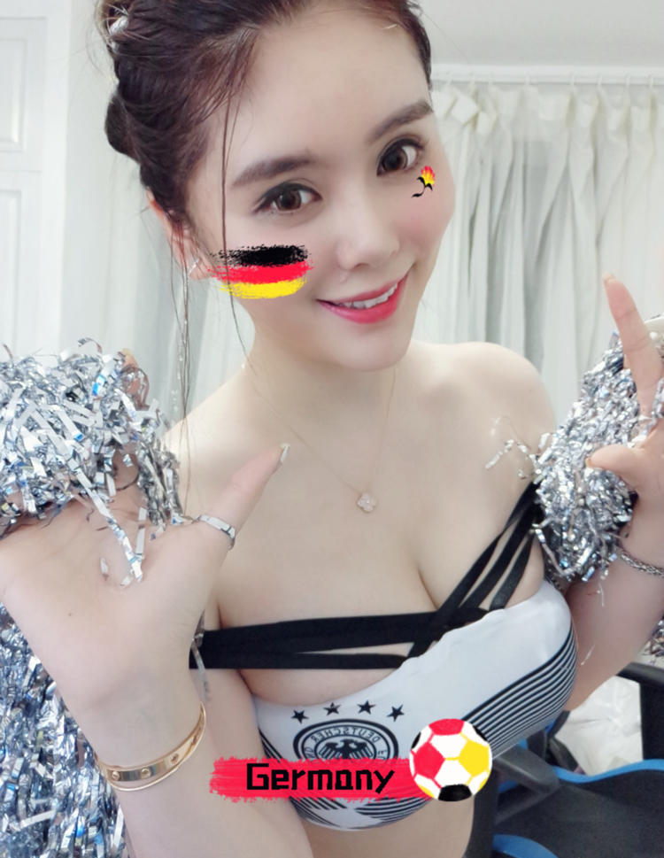 斗鱼人气主播张琪格足球宝贝写真照片第9张