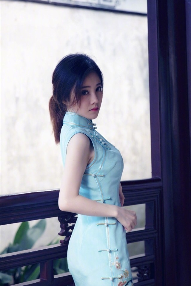 美女主播冯提莫旗袍装侧身身形满分古风如画性感百变写真第3张