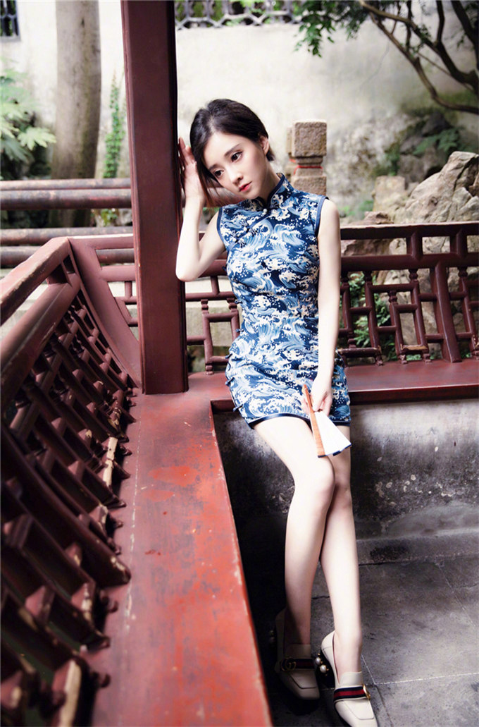 美女主播冯提莫旗袍装侧身身形满分古风如画性感百变写真第6张