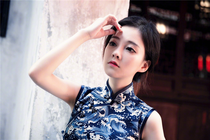 美女主播冯提莫旗袍装侧身身形满分古风如画性感百变写真第10张