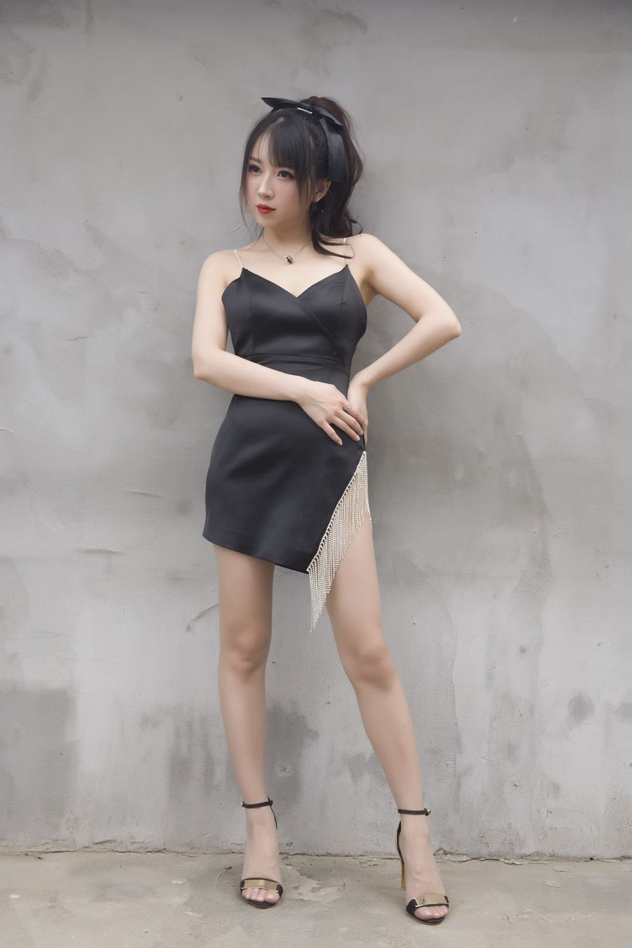 斗鱼主播小女巫露娜黑丝美腿深V吊裙流苏主题户外性感套图第3张