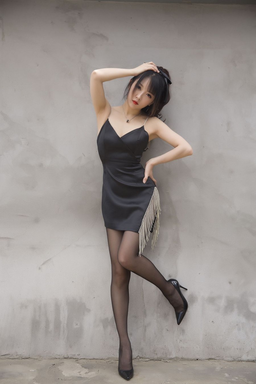 斗鱼主播小女巫露娜黑丝美腿深V吊裙流苏主题户外性感套图第9张