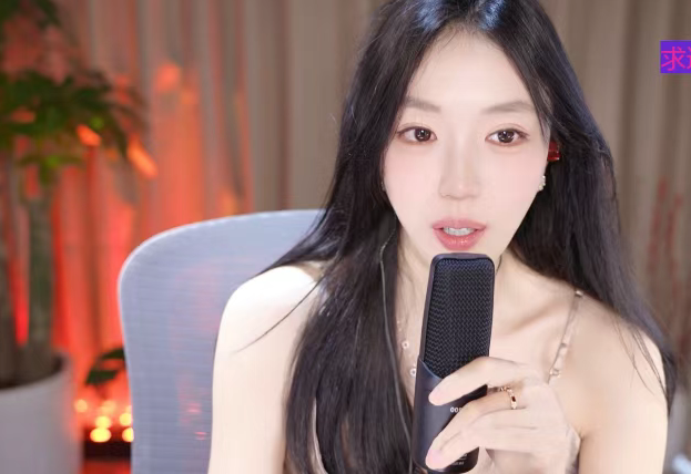 头部女主播因病停播终于回归!术后左腰已没知觉!弹幕质疑被大哥包,当场回应!众主播刷礼捧场!(图2)