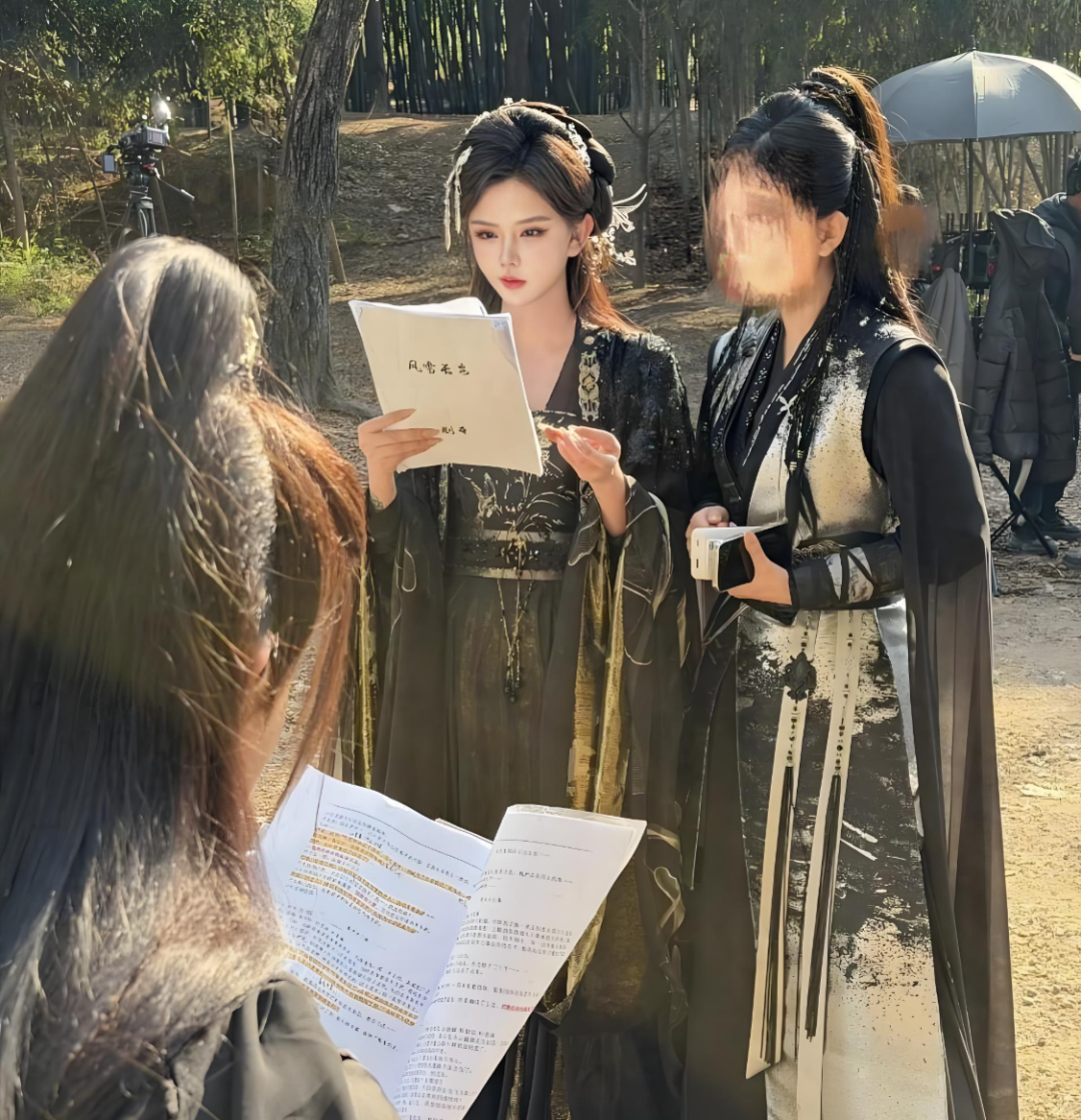 韩安冉被质疑短剧演技差，不服回应“至少我敢演”！王小国直播破防训粉：别拿我前任说事(图1)