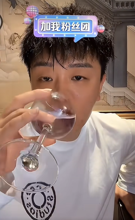 哲领搬离杭州？阿哲一修聚会！没有哲领就没有我！小U哈喊话，爆瓜解约舞帝送主播！(图1)