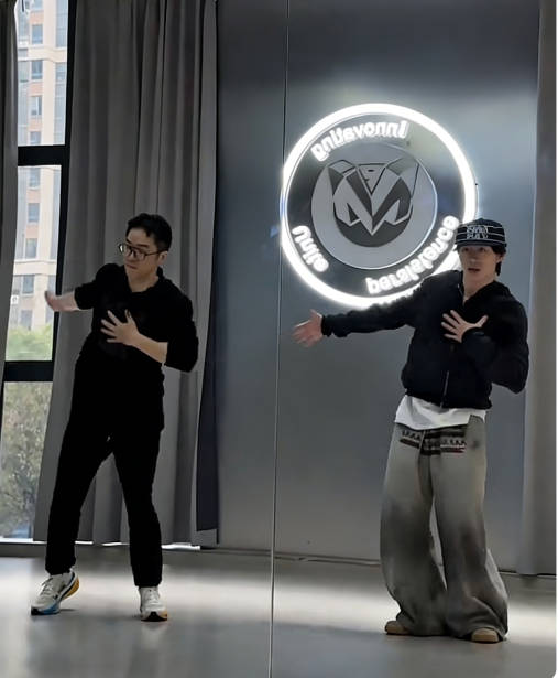 老登装嫩，刘大美人诈尸开撕鸽宝，踩缝纫机再就业，老毕拉王冕老李组男团！(图1)