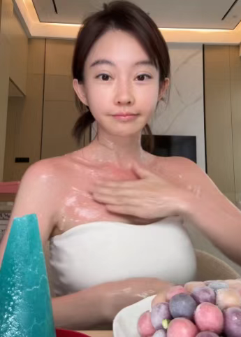 前斗鱼一姐素颜直播!清凉穿搭被大面积晒伤!被吐槽回怼不接受任何审判!否认生孩子传言!(图1)