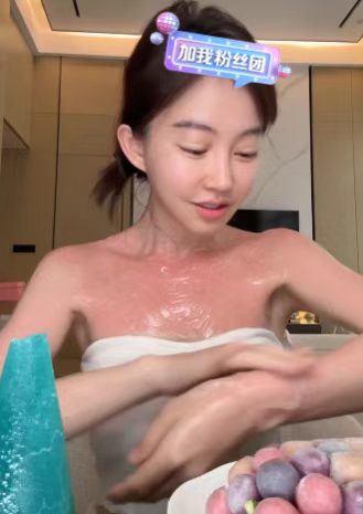 前斗鱼一姐素颜直播!清凉穿搭被大面积晒伤!被吐槽回怼不接受任何审判!否认生孩子传言!(图2)