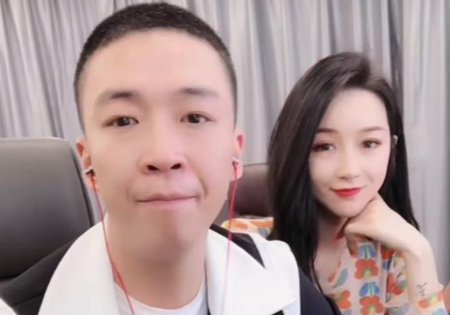 刘一手老婆莹莹搞暧昧被抓包：看到老婆我爱你聊天记录当场爆粗！徐婕换头像，辛巴变"受伤"狮子！(图1)