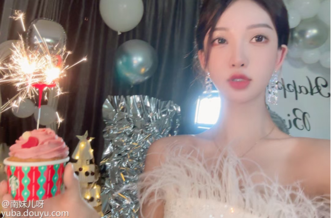 我初中就是小T妹!头部女主播狂秀符文!曾是校园风云人物:认识很多哥姐,靠长相身边总有人跟着!(图1)