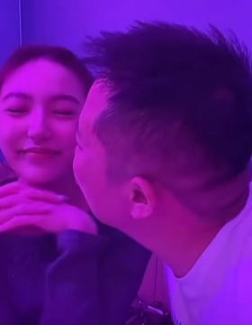 快手陆续几千万网红到期将宣布要离开！鹏gg与王小源女徒官宣恋情，搂抱亲吻！(图2)