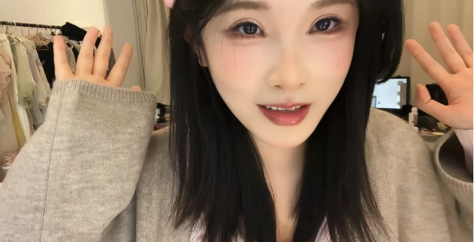 头部女主播妆容精致罕见露脸!身后衣架意外入镜!慌乱遮挡敏感衣物!尴尬下播:完了!我没注意!(图2)