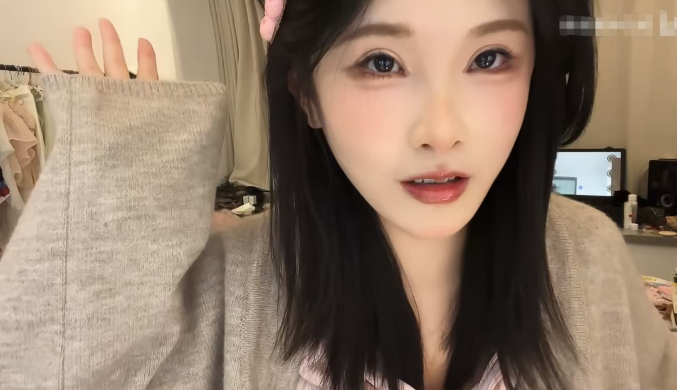 头部女主播妆容精致罕见露脸!身后衣架意外入镜!慌乱遮挡敏感衣物!尴尬下播:完了!我没注意!(图3)