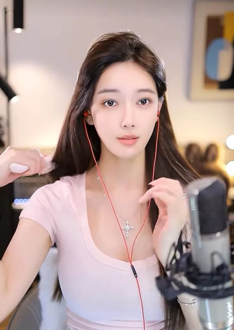 又整了，芮甜甜自爆双眼皮动刀！微凉回应续约YY，爆官方！菲儿素颜开播！大佛嘲网红虚假繁荣！(图1)