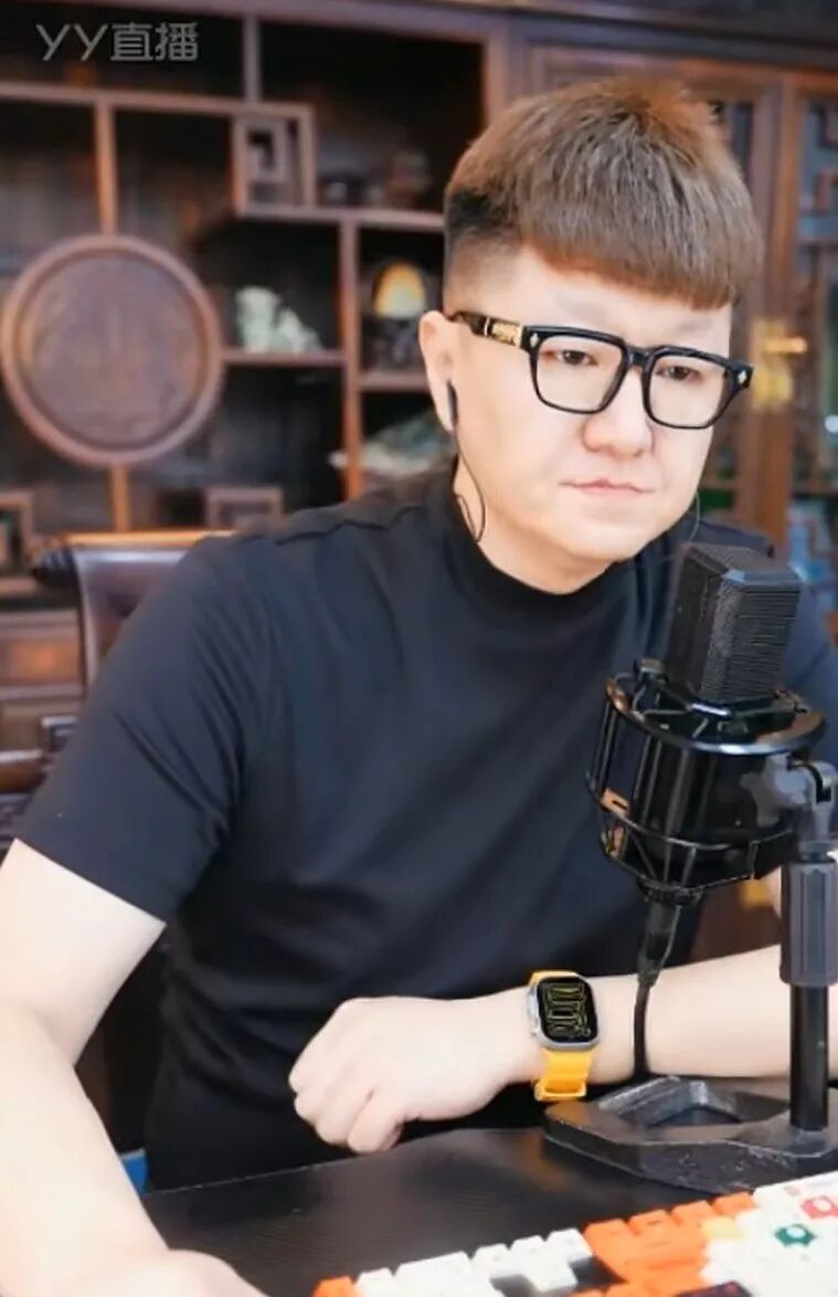 又整了，芮甜甜自爆双眼皮动刀！微凉回应续约YY，爆官方！菲儿素颜开播！大佛嘲网红虚假繁荣！(图3)