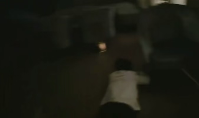 刀2女主播态度不端被狂冲！崩溃倒地哭声响彻酒店大堂！众人赶紧前去安抚情绪！(图2)