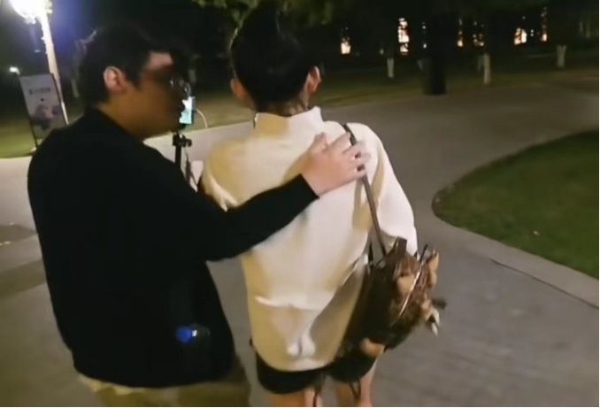 刀2女主播态度不端被狂冲！崩溃倒地哭声响彻酒店大堂！众人赶紧前去安抚情绪！(图3)