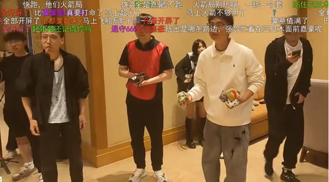 某音女网红抵达刀2！众多男主播孔雀开屏！户外一哥狂秀实力！正直博被嘲讽：他不如毛哥！我们一天就有100w！(图1)