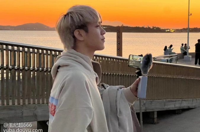 斗鱼衰退严重，大势所趋！前一哥怒爆头部男主播马上到期去某音！水友锐评：他去必凉！(图1)