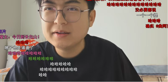 百级户外首次带女友直播畅聊！水友狂爆各种黑历史！脸色不对下场警告：有些人别蹬鼻子上脸！(图2)