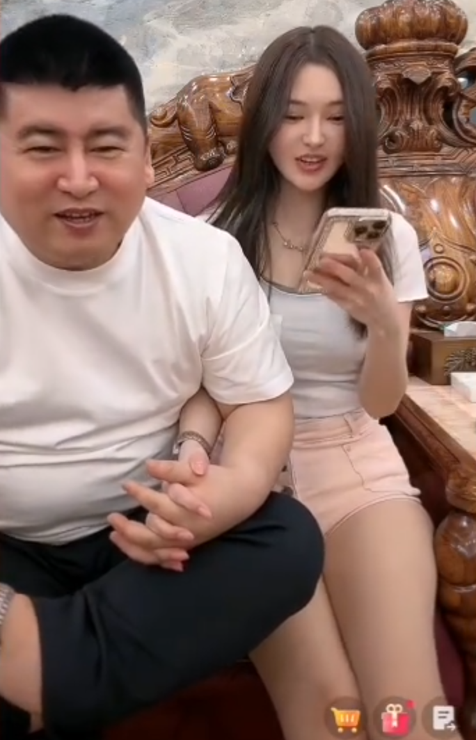 50岁亿人忠哥牵手21岁女友：因为缘分？黄一鸣自曝“不介意被老头爱”，不介意找人包养(图2)