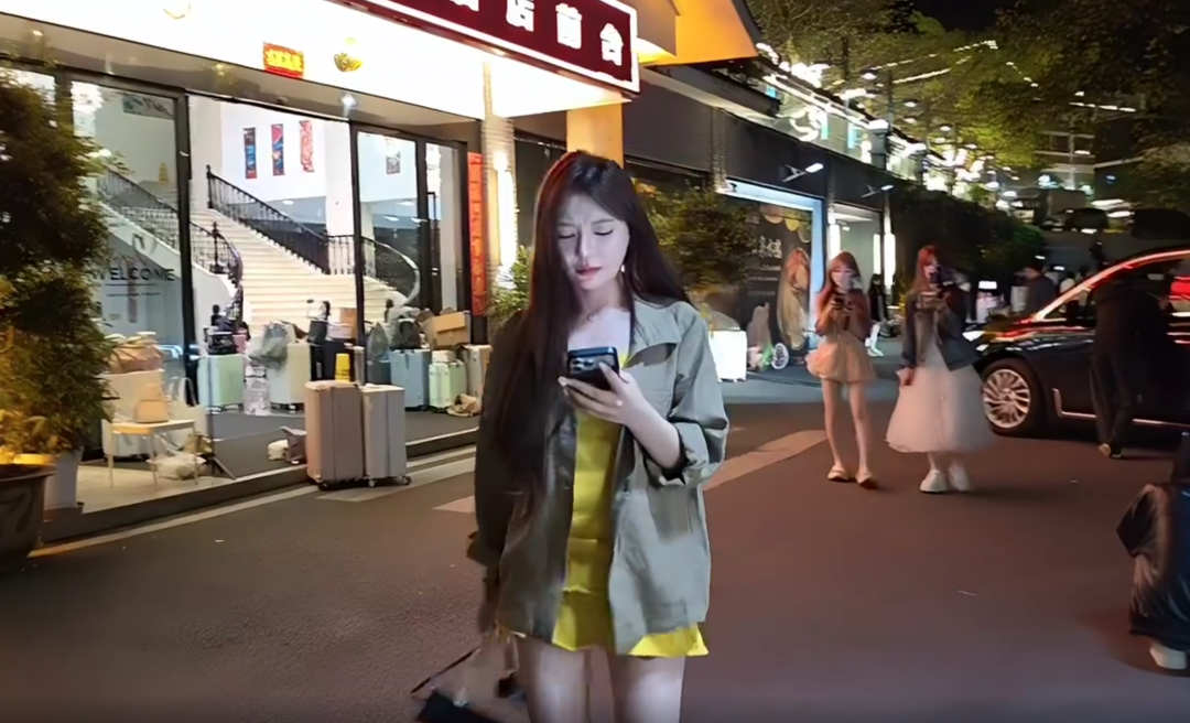 ZKL雅婷直播间被冲哭了！被杨小楠、阿布带节奏？张开朗嘲讽其小李子级别人物！(图1)