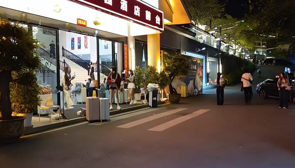 ZKL雅婷直播间被冲哭了！被杨小楠、阿布带节奏？张开朗嘲讽其小李子级别人物！(图2)