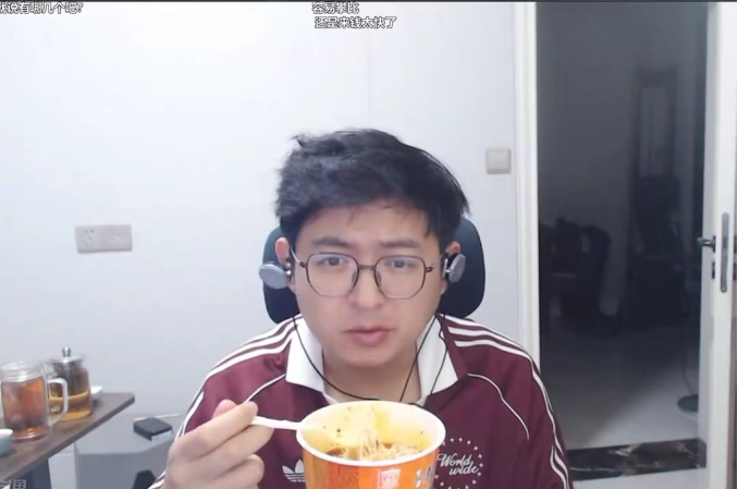 她再整容也没用!百级户外锐评户外一姐!炮轰团播全是小T妹:没文化!对钱没概念!(图1)