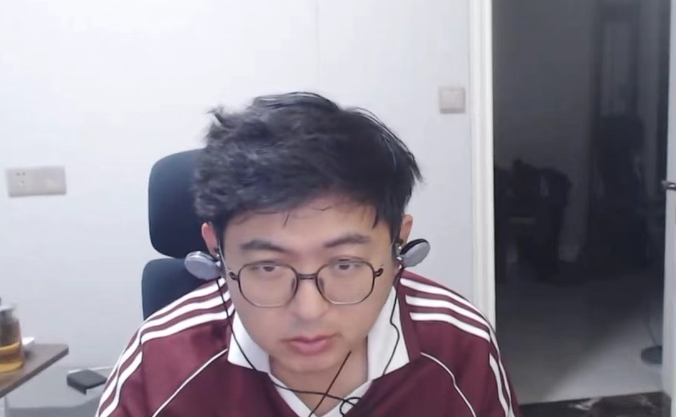 她再整容也没用!百级户外锐评户外一姐!炮轰团播全是小T妹:没文化!对钱没概念!(图3)