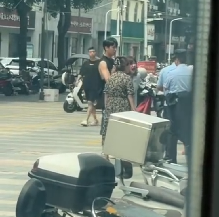 黄一鸣含泪道歉,回应情绪失控与路人争执原因,沈曼开价“五斤”黄金,喊话未来老公彩礼!(图2)