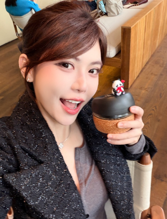 从小吃美貌红利!周淑怡回怼“普信女”质疑,颜值略有姿色还不错(图1)