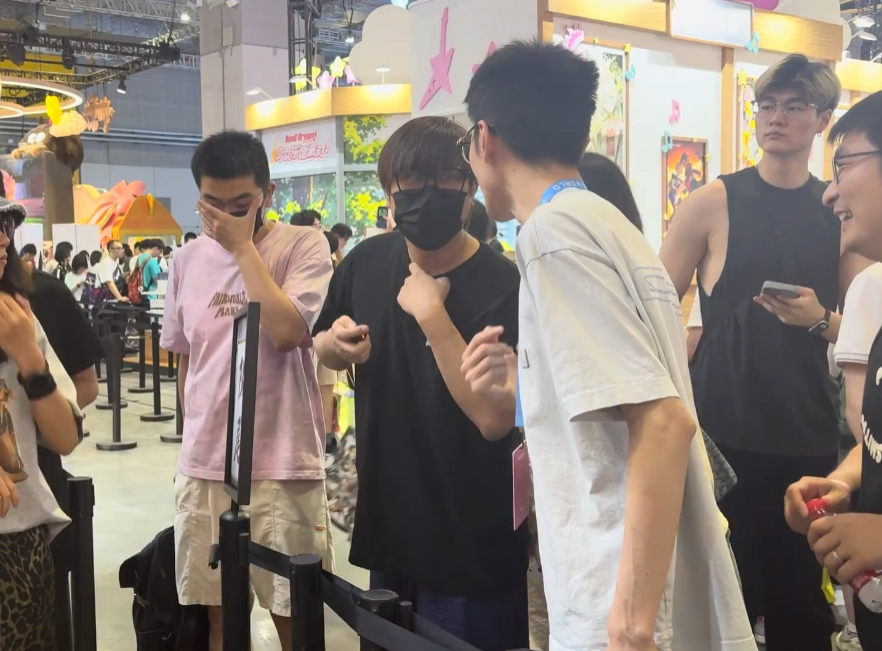 被认作路人“伍先生”?卢本伟现身BW漫展,口罩遮面斗地主引围观(图1)