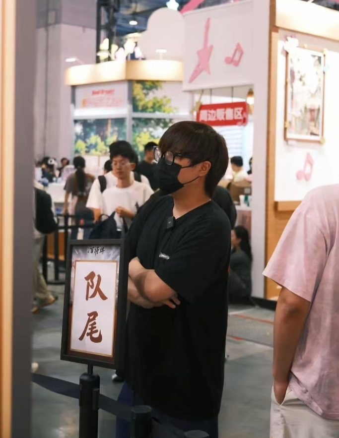 被认作路人“伍先生”?卢本伟现身BW漫展,口罩遮面斗地主引围观(图5)