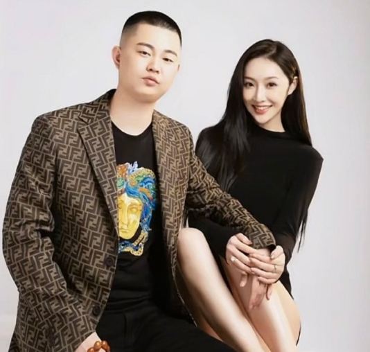 离婚后巴扎黑首次曝光妻子“小冠军”富家女背景,梦瑶惹怒方丈被无限期雪藏?(图2)