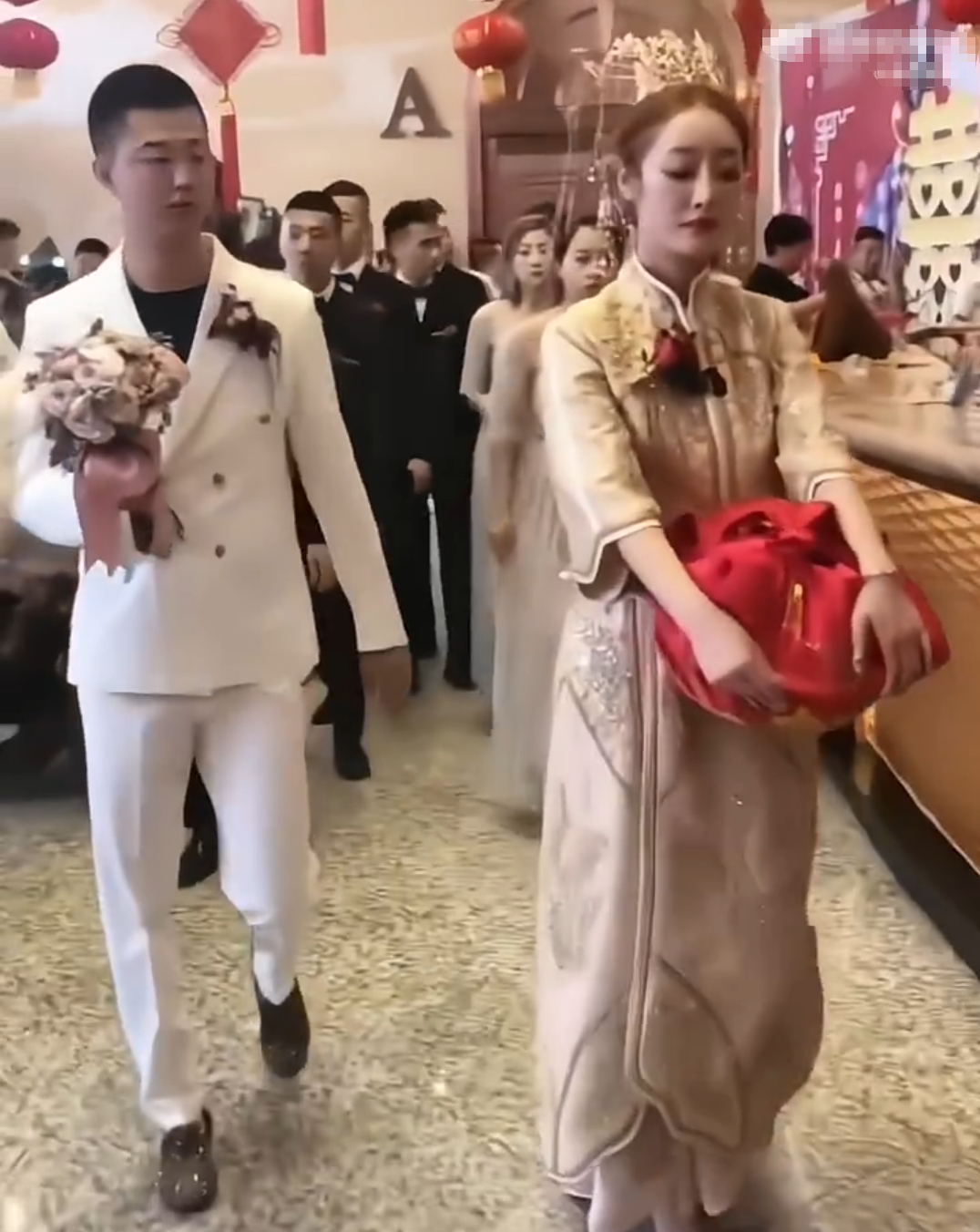 离婚后巴扎黑首次曝光妻子“小冠军”富家女背景,梦瑶惹怒方丈被无限期雪藏?(图3)