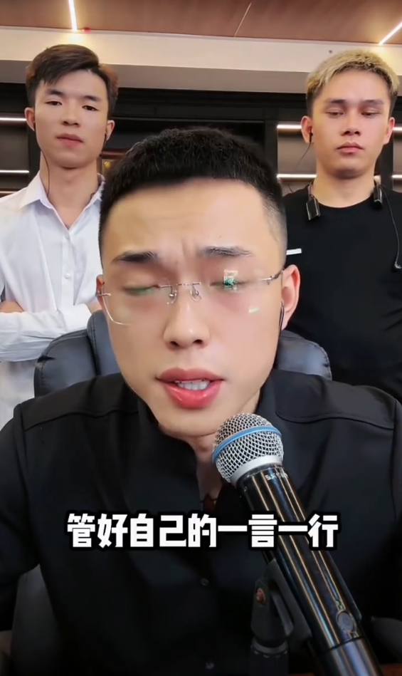 离婚后巴扎黑首次曝光妻子“小冠军”富家女背景,梦瑶惹怒方丈被无限期雪藏?(图4)