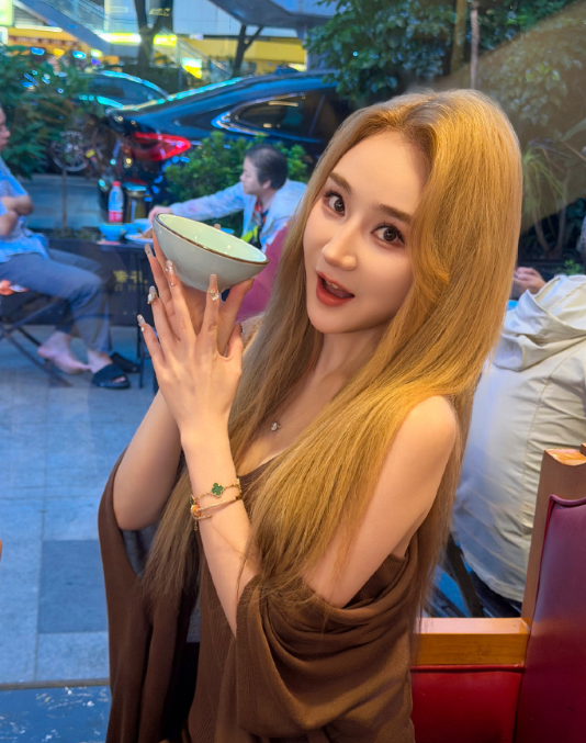 沈曼自曝一年打百针玻尿酸,挣得钱全在脸上!可乐前妻次惑小仙女自曝离婚净身出户?(图3)